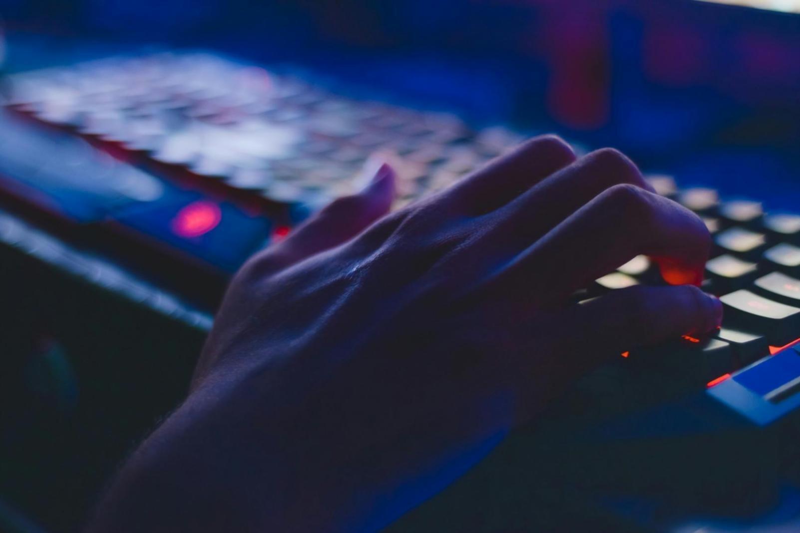 Modernes Trading-Setup mit mehreren Bildschirmen